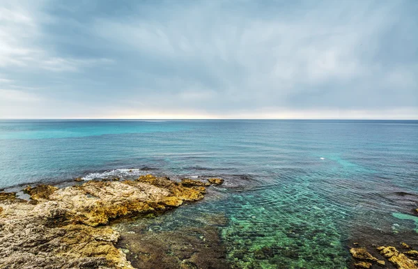 Blå solnedgång i Alghero strandlinjen — Stockfoto