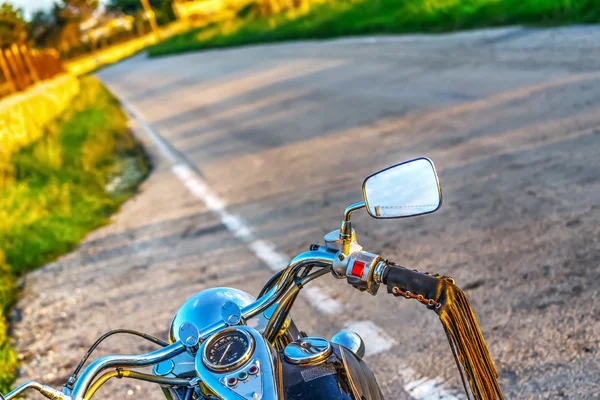 Motocicleta en el borde de la carretera — Foto de Stock