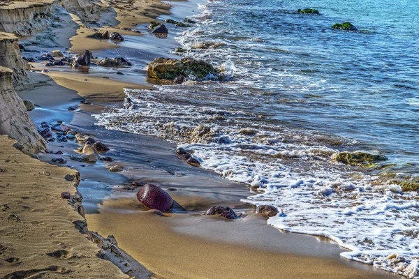 Gyllene stranden och klipporna i Castelsardo — Stockfoto