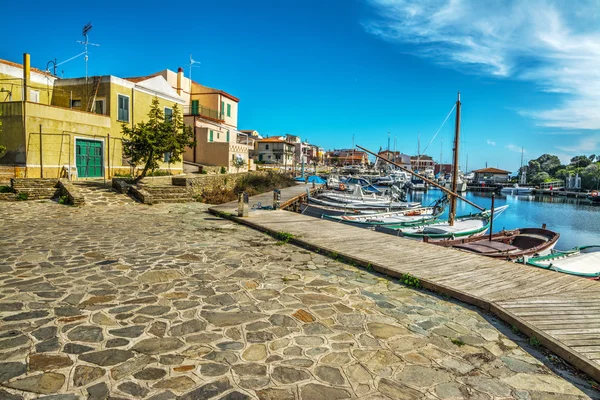 Pequeña plaza en el paseo marítimo de Stintino — Foto de Stock