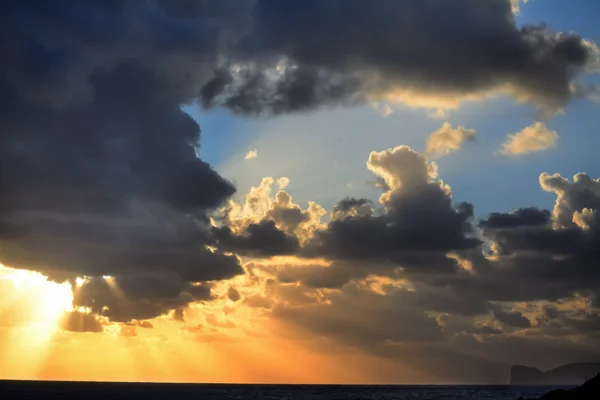 Dramatisk himmel över Capo Caccia vid solnedgången — Stockfoto