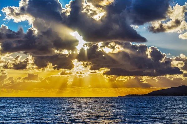 Céu dramático sobre Alghero ao pôr do sol — Fotografia de Stock