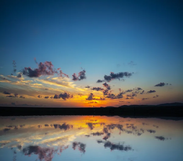 Cielo dramático reflejado en el agua — Foto de Stock