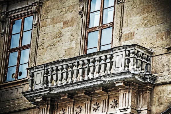 エレガントな建物の典型的なトスカーナのバルコニー — ストック写真