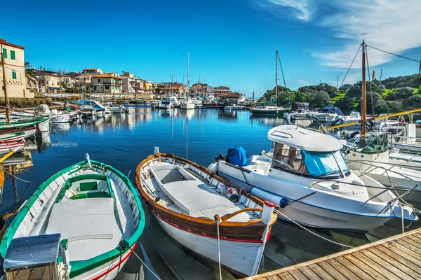 El viejo puerto de Stintino en un día despejado — Foto de Stock