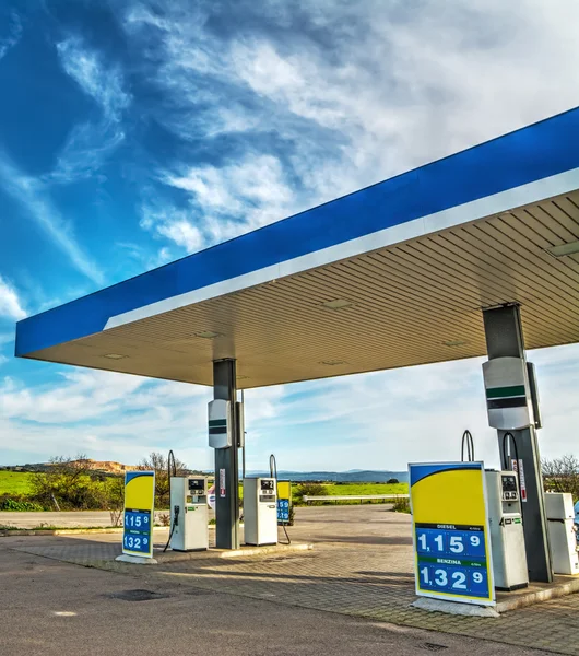 Posto de gasolina abaixo de um céu nublado — Fotografia de Stock