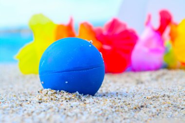 kum üzerinde mavi top