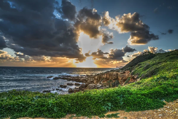 Nuvole scure sulla costa di Alghero — Foto Stock