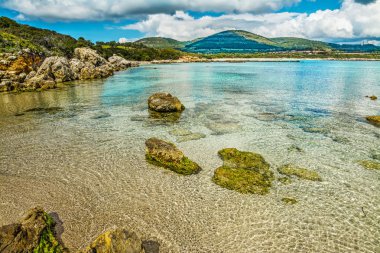 kristal berraklığında su Sardinya