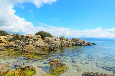 kayalar ve Sardinya temiz su