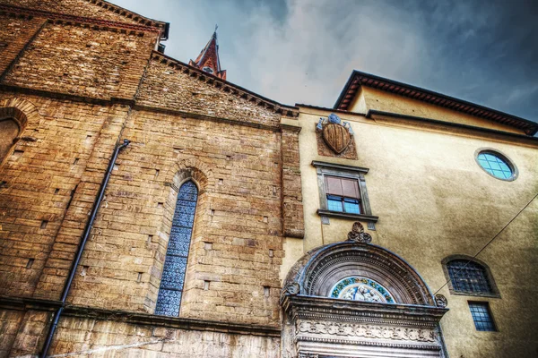 Badia fiorentina in florenz unter grauem himmel — Stockfoto