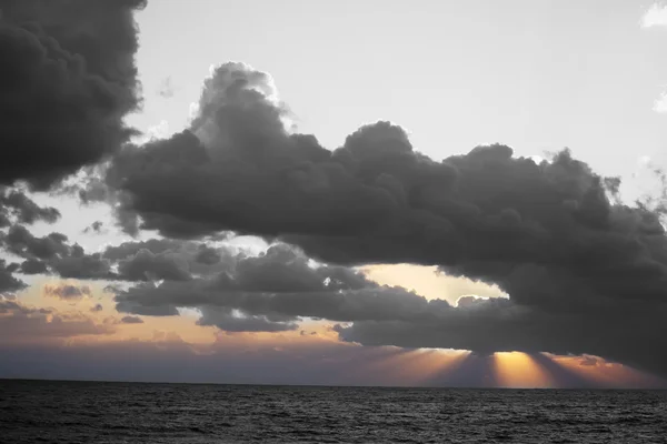 Dramatyczne niebo nad morze o zachodzie słońca — Zdjęcie stockowe