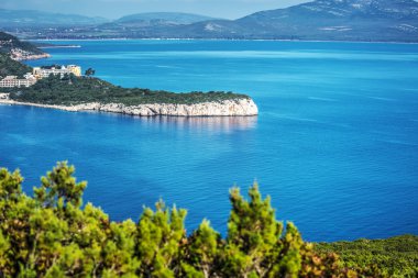 Porto Conte bay mavi gökyüzü altında