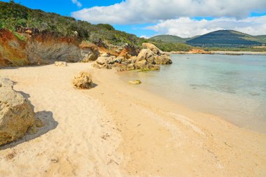 Alghero'da kum ve kaya