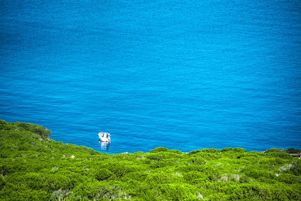 Vene yksin meressä Porto Conte lahdella — kuvapankkivalokuva