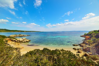 Sardinya blear bir gökyüzü altında küçük koy