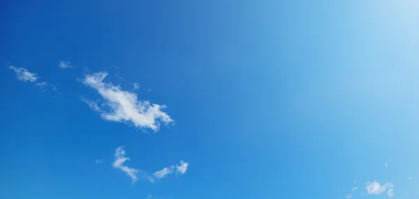 Cloudscape em azul e branco — Fotografia de Stock