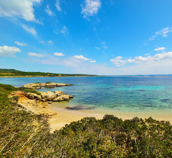 Małej zatoczce pod blear niebem w Sardynia — Zdjęcie stockowe