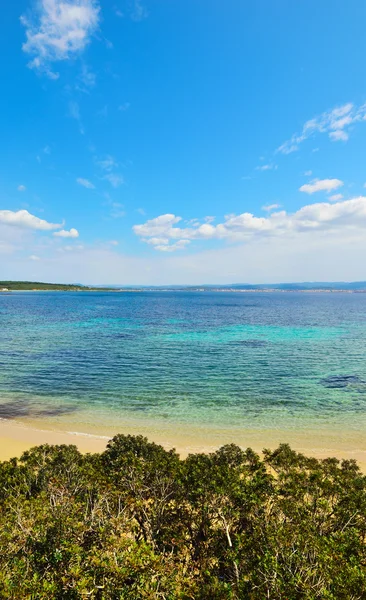 Kleine inham onder een blear hemel in Sardinië — Stockfoto