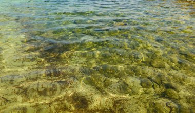 küçük dalgalar ile su