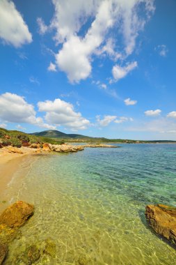 Alghero'da mavi gökyüzü altında küçük koy