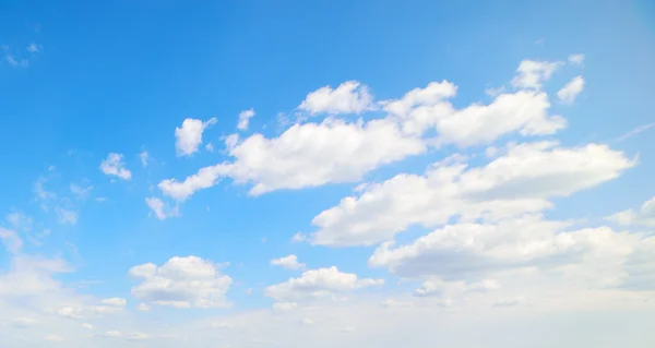 Nubes suaves en el cielo azul — Foto de Stock