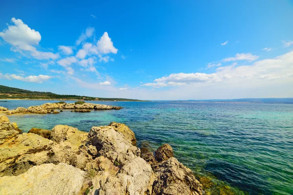 Roches et mer bleue en Sardaigne — Photo