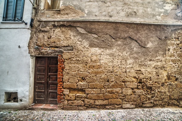 Alte tür in alghero — Stockfoto