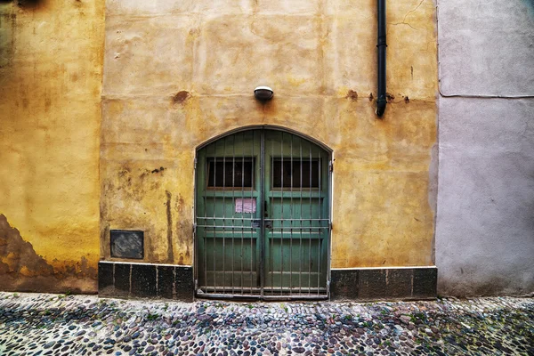 Deur in een Italiaanse oude stad — Stockfoto