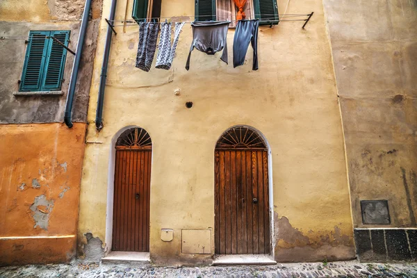 Двери в итальянском старом городе — стоковое фото
