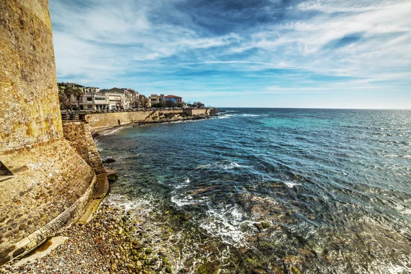 Linha costeira de Alghero vista à beira-mar — Fotografia de Stock