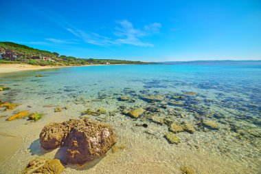 kayalar ve Le Bombarde Beach temiz su