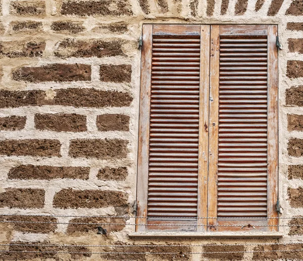 Fenster in einer Ziegelmauer — Stockfoto