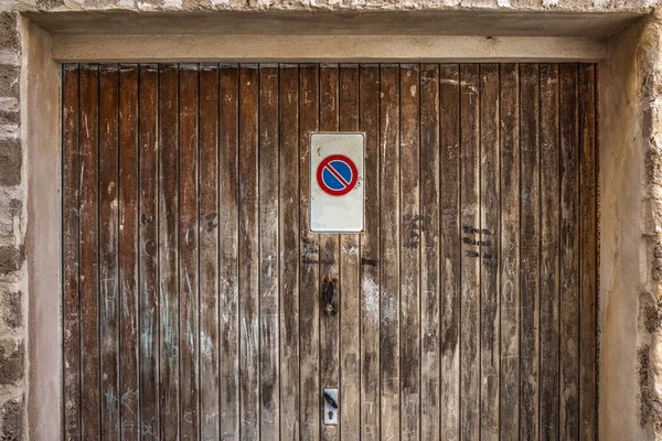 駐車禁止標識とガレージのドア — ストック写真