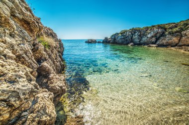 kayalar ve Sardinya turkuaz su