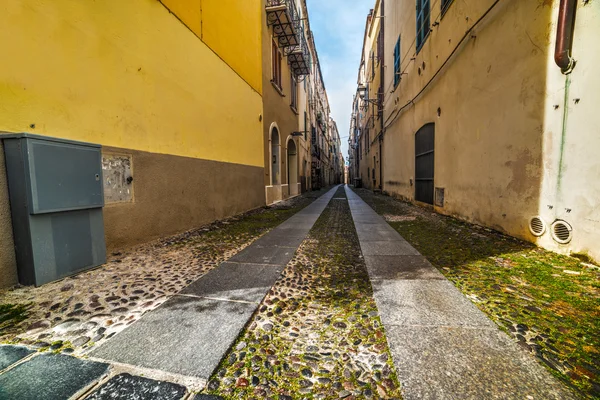 Rua estreita em Alghero cidade velha — Fotografia de Stock