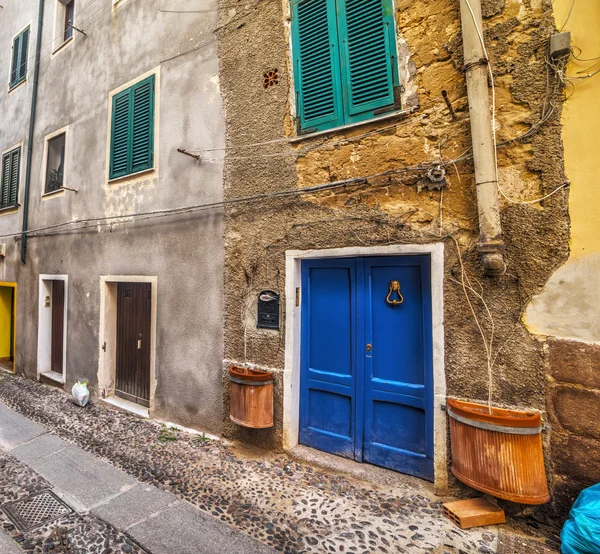 Holztüren in der Altstadt von Alghero — Stockfoto