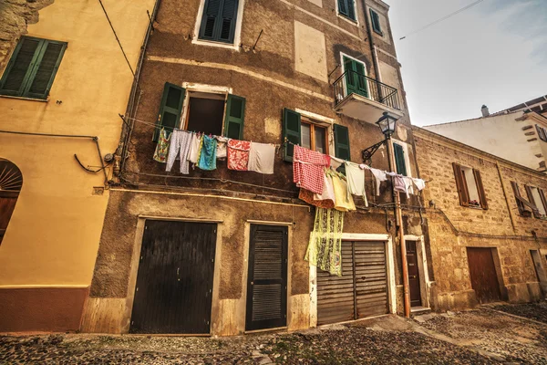 Linea di lavanderia in un centro storico — Foto Stock