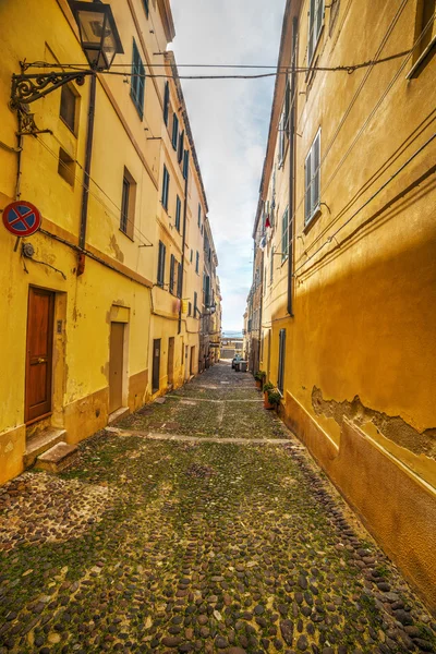 Rue étroite au bord de la mer à Alghero — Photo