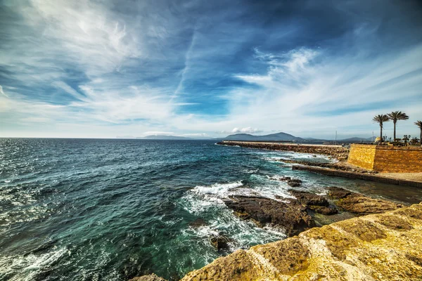 Alghero seafront bir bulutlu gökyüzü altında — Stok fotoğraf