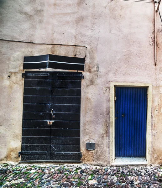 Rustic doors in Alghero — Stock Photo, Image