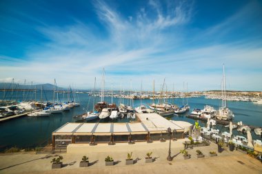 Alghero liman bulutlar altında
