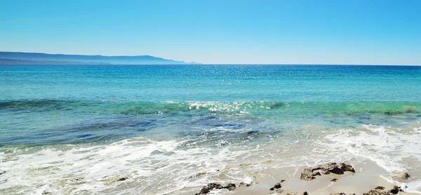 Turkost vatten i Le Bombarde beach — Stockfoto