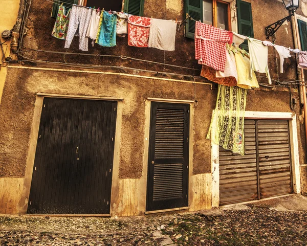 Prádlo linie ve starém městě — Stock fotografie