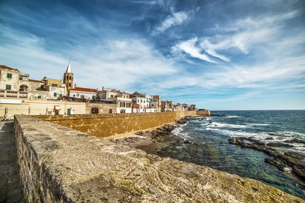 Promenade d'Alghero par une journée nuageuse de printemps — Photo