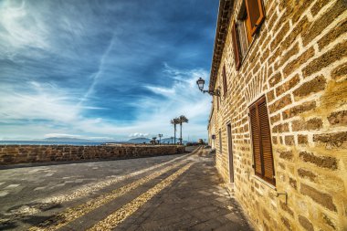 Alghero sahil tuğla duvar