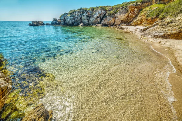 açık bir günde küçük koy, Sardinya