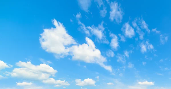 Ciel bleu et blanc avec nuages — Photo