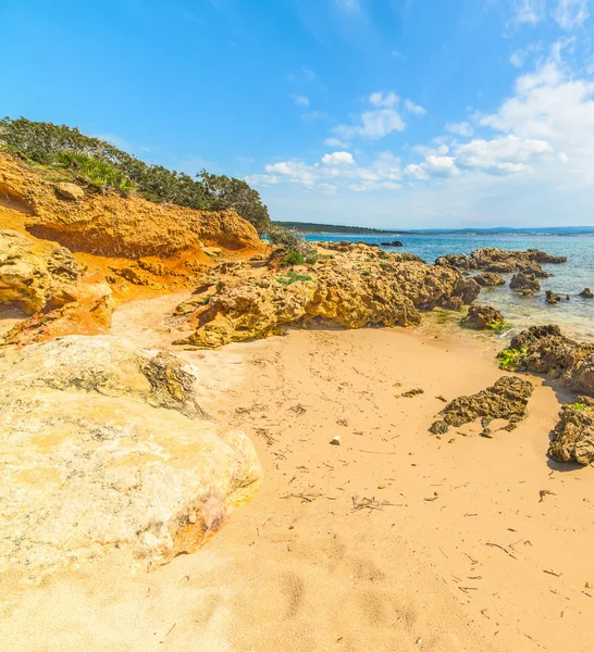 Orilla dorada con rocas amarillas —  Fotos de Stock