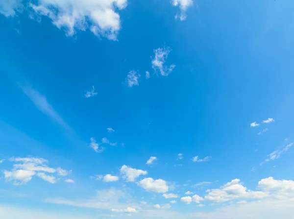 蓝色和白色 cloudscape — 图库照片